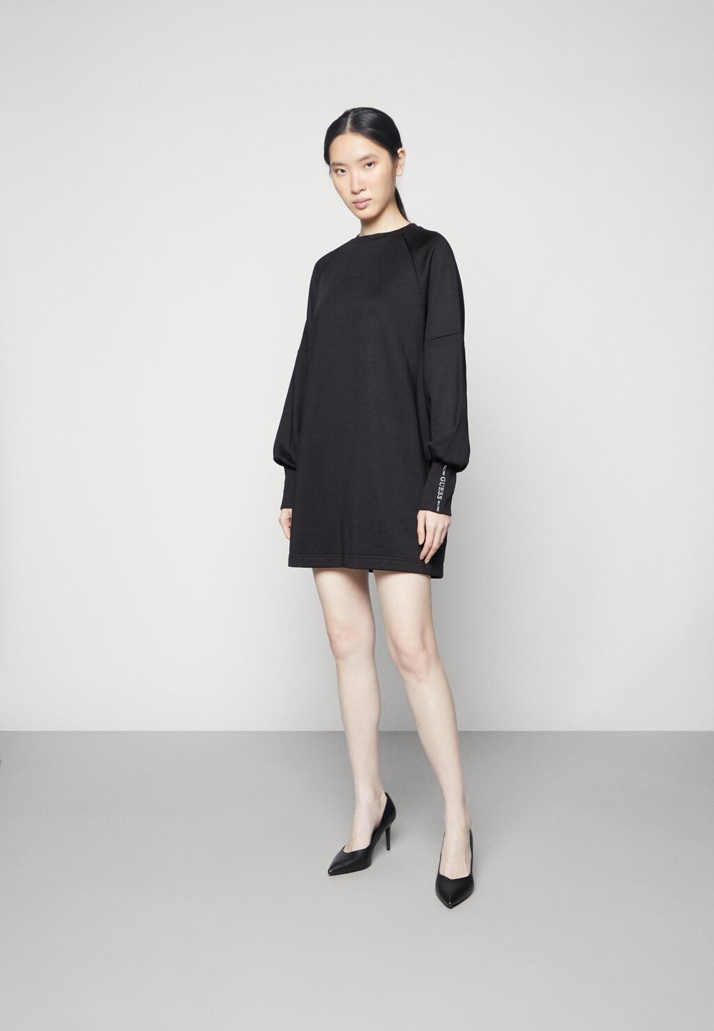 

Повседневное платье Guess, черный