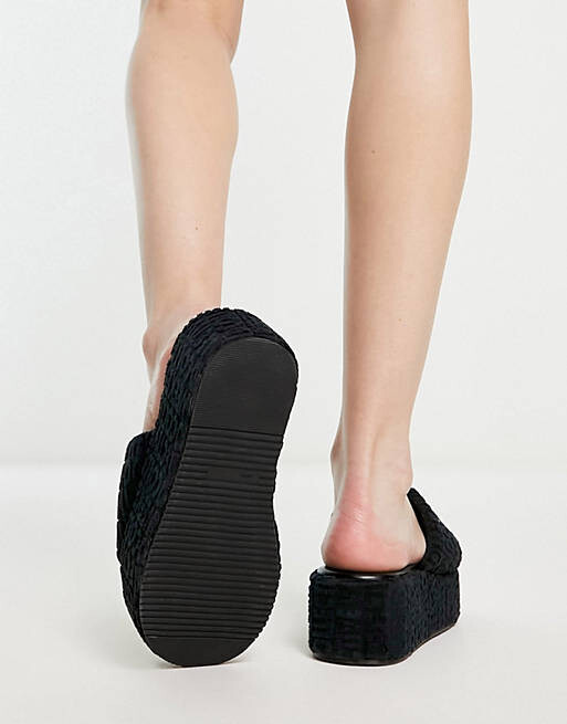 

Черные сандалии на плоской платформе ASOS Weekend Collective
