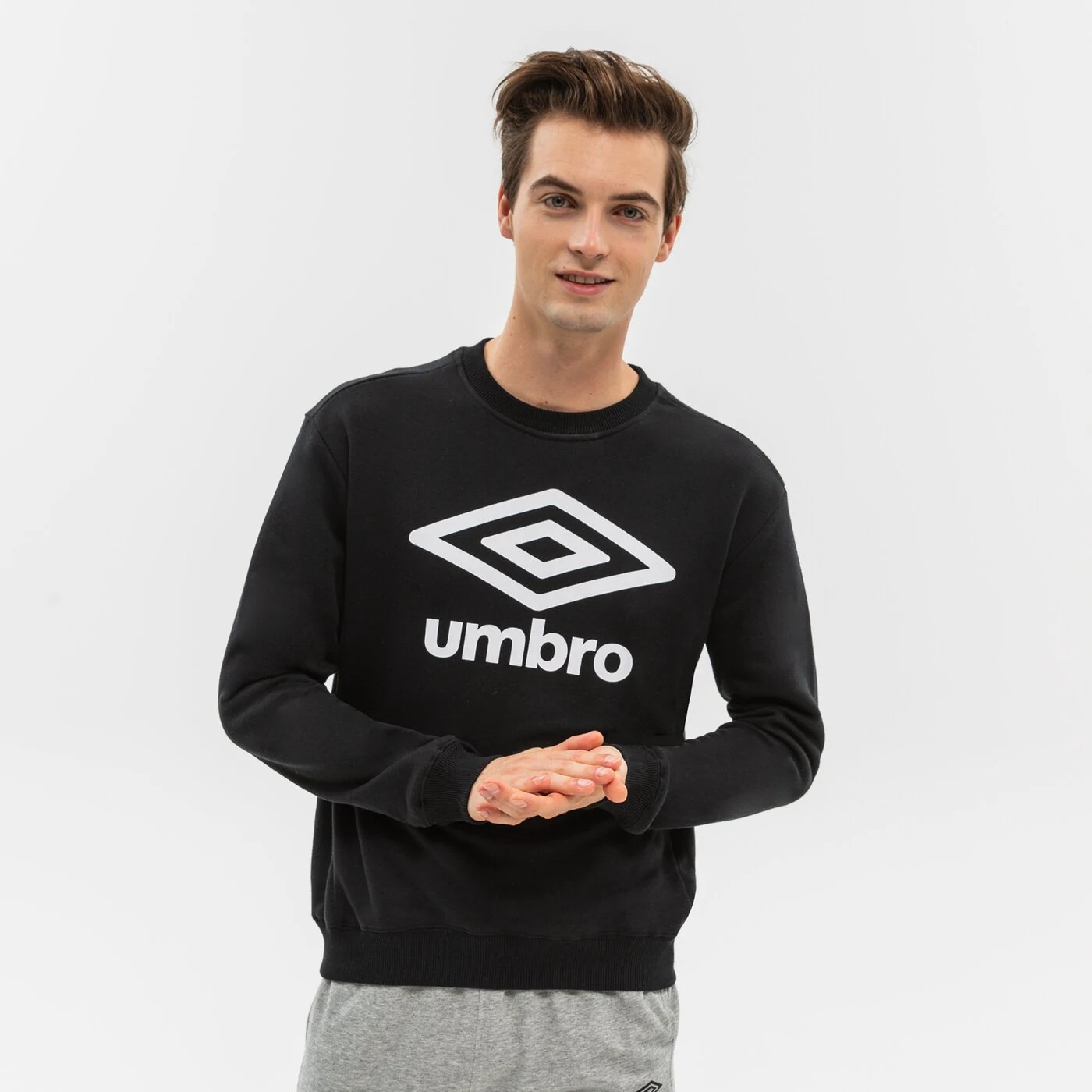 Свитшот Umbro с большим логотипом, черный