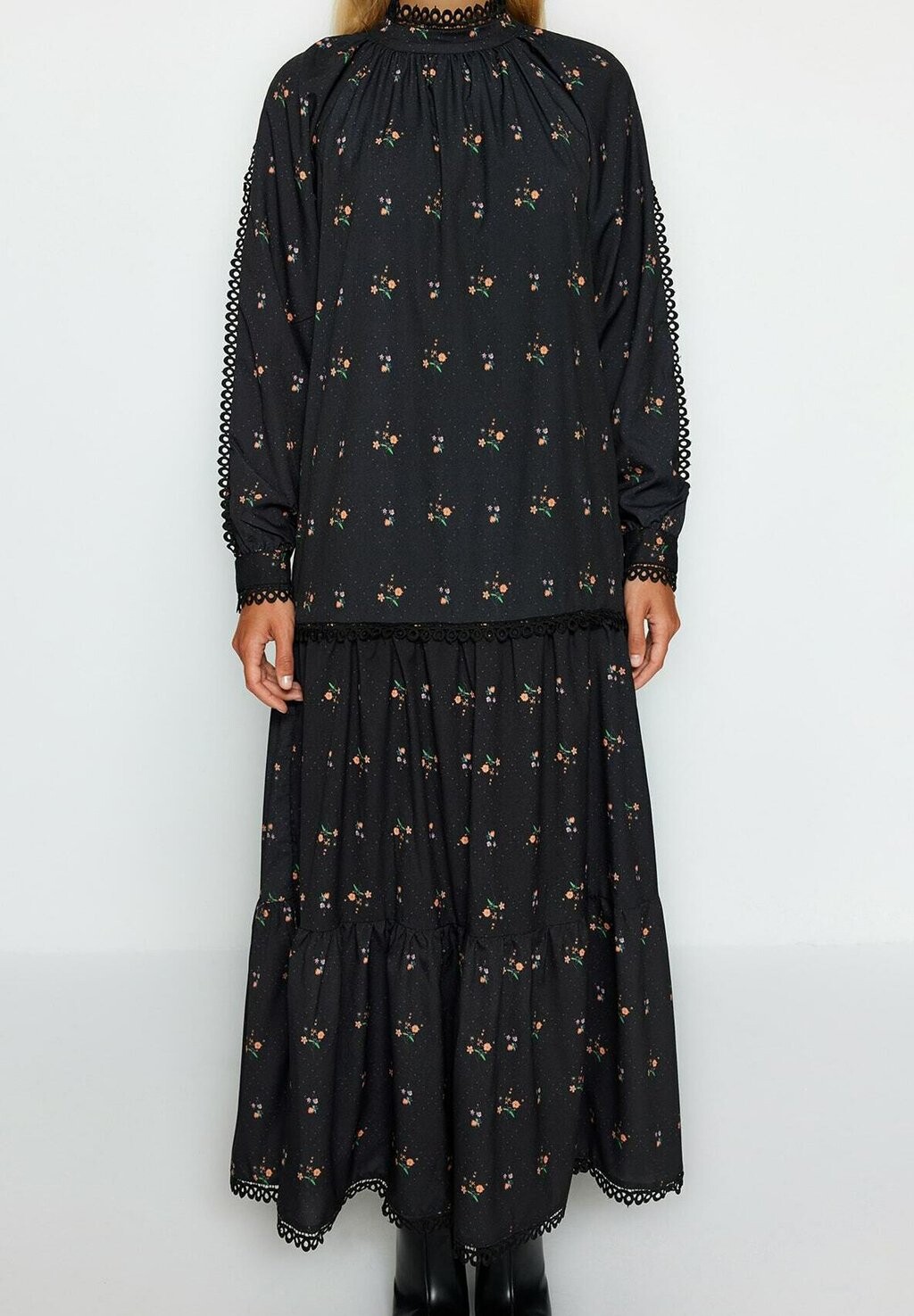 

Платье макси Trendyol Modest, цвет black