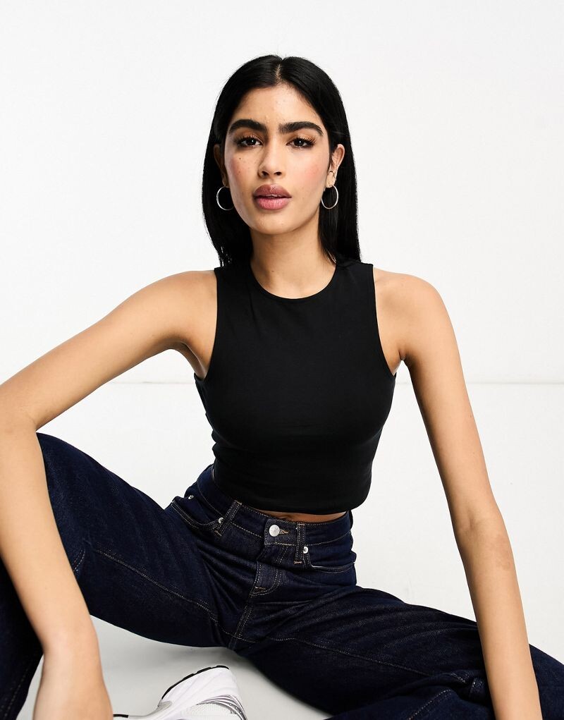 

Черный укороченный жилет с высоким воротником ASOS DESIGN
