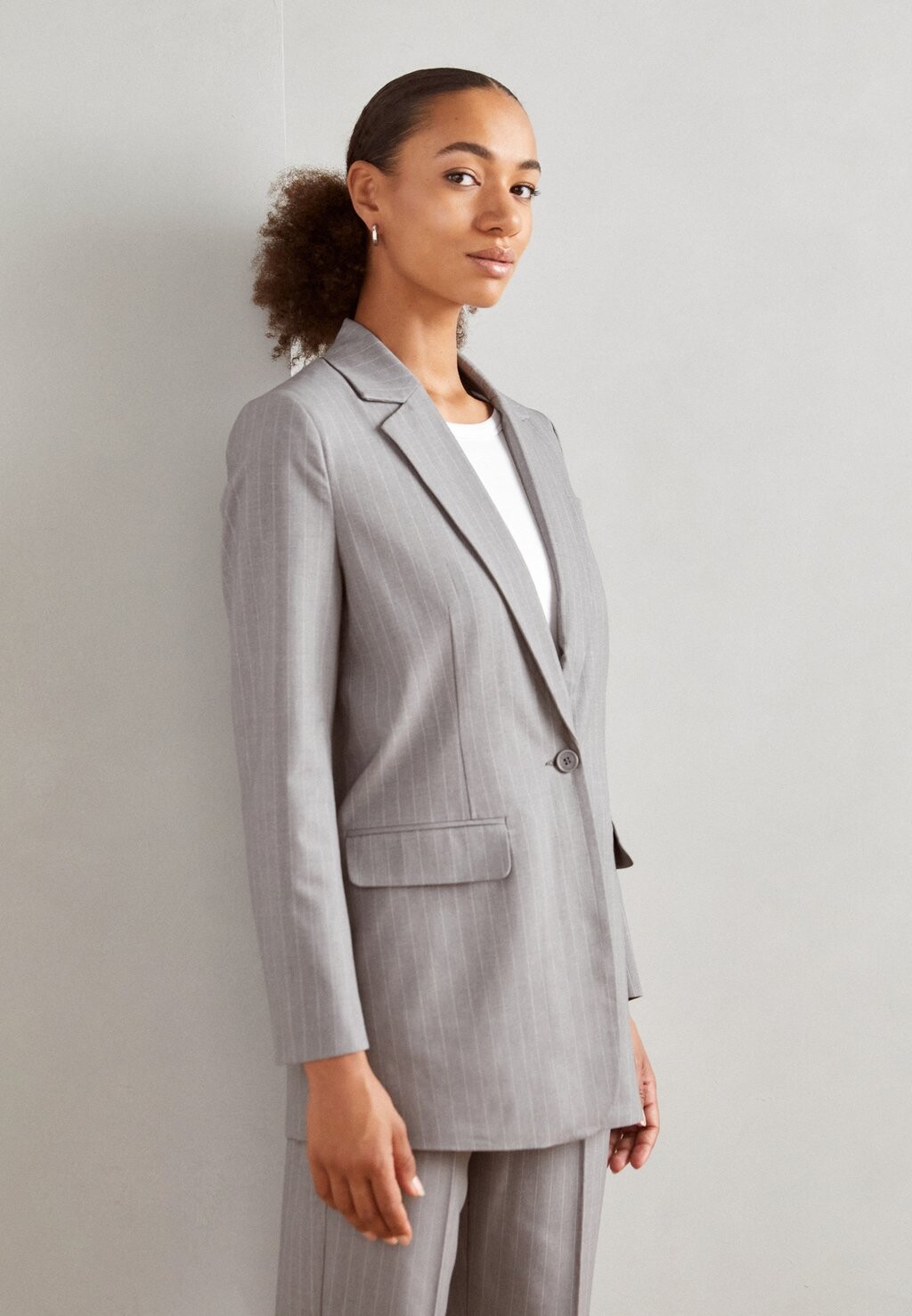 

Короткое пальто BLAZER b.young, светло-серый
