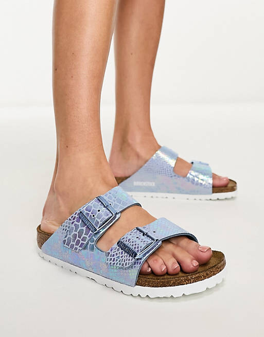 

Сандалии Birkenstock Arizona со змеиным принтом сиреневого цвета