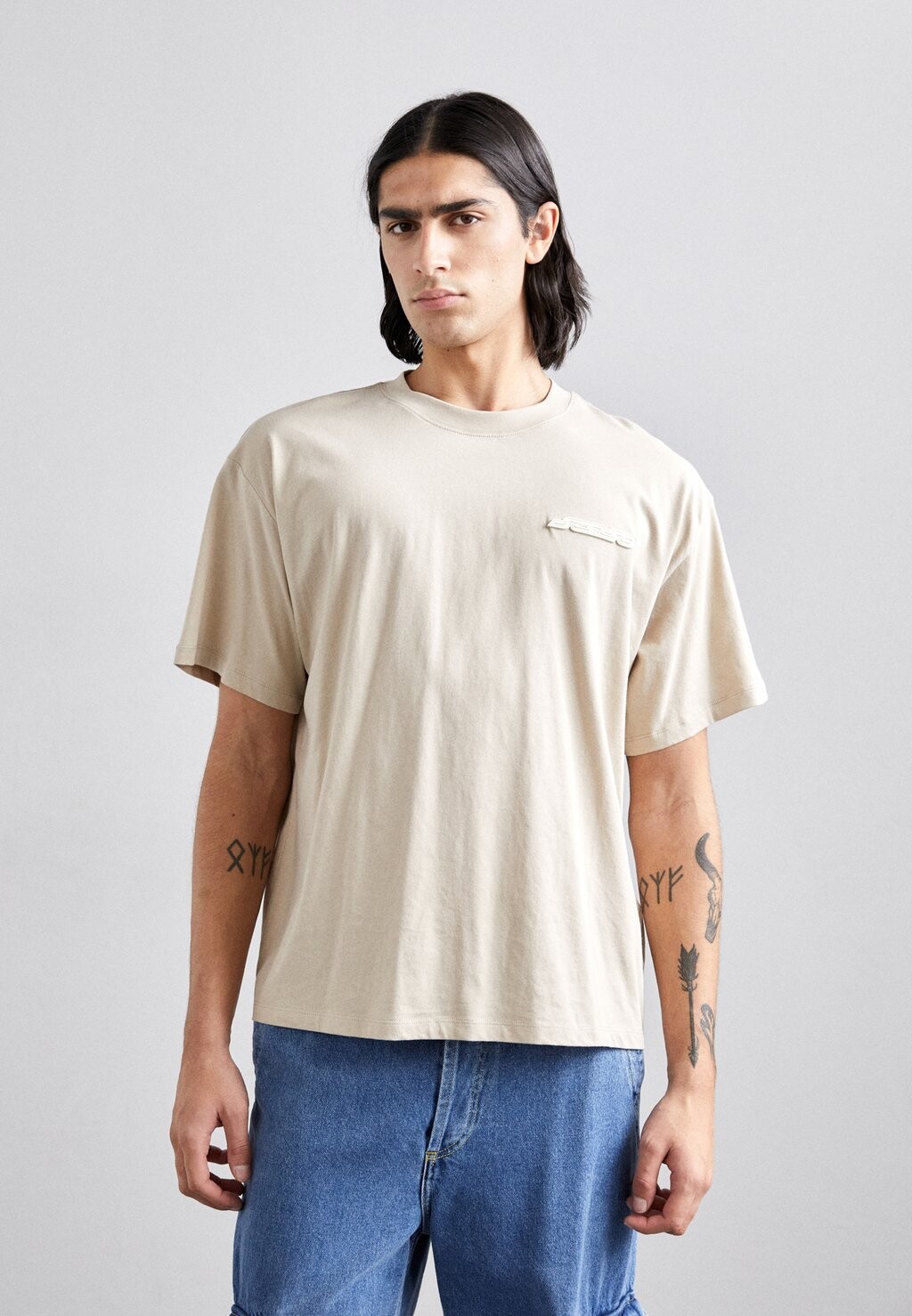 

Базовая футболка RUBBER PATCH TEE sandro, цвет beige