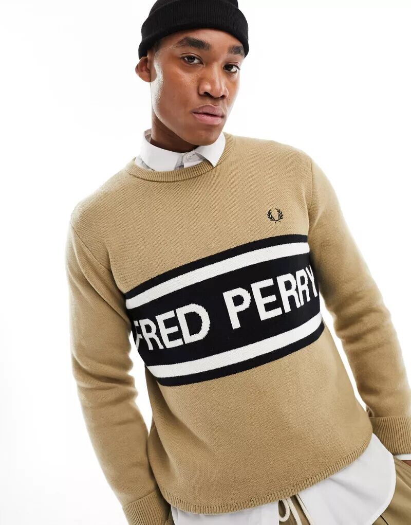 

Бежевый джемпер с большим логотипом Fred Perry