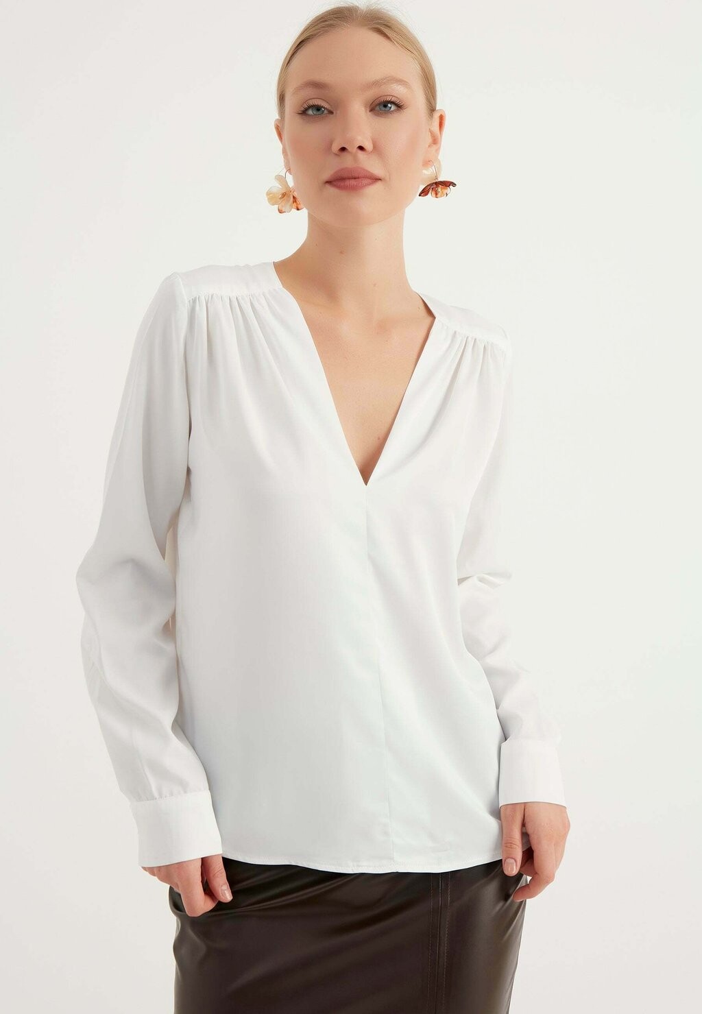 

Блузка WITH GATHERED SHOULDER DETAILS Herita, цвет off white