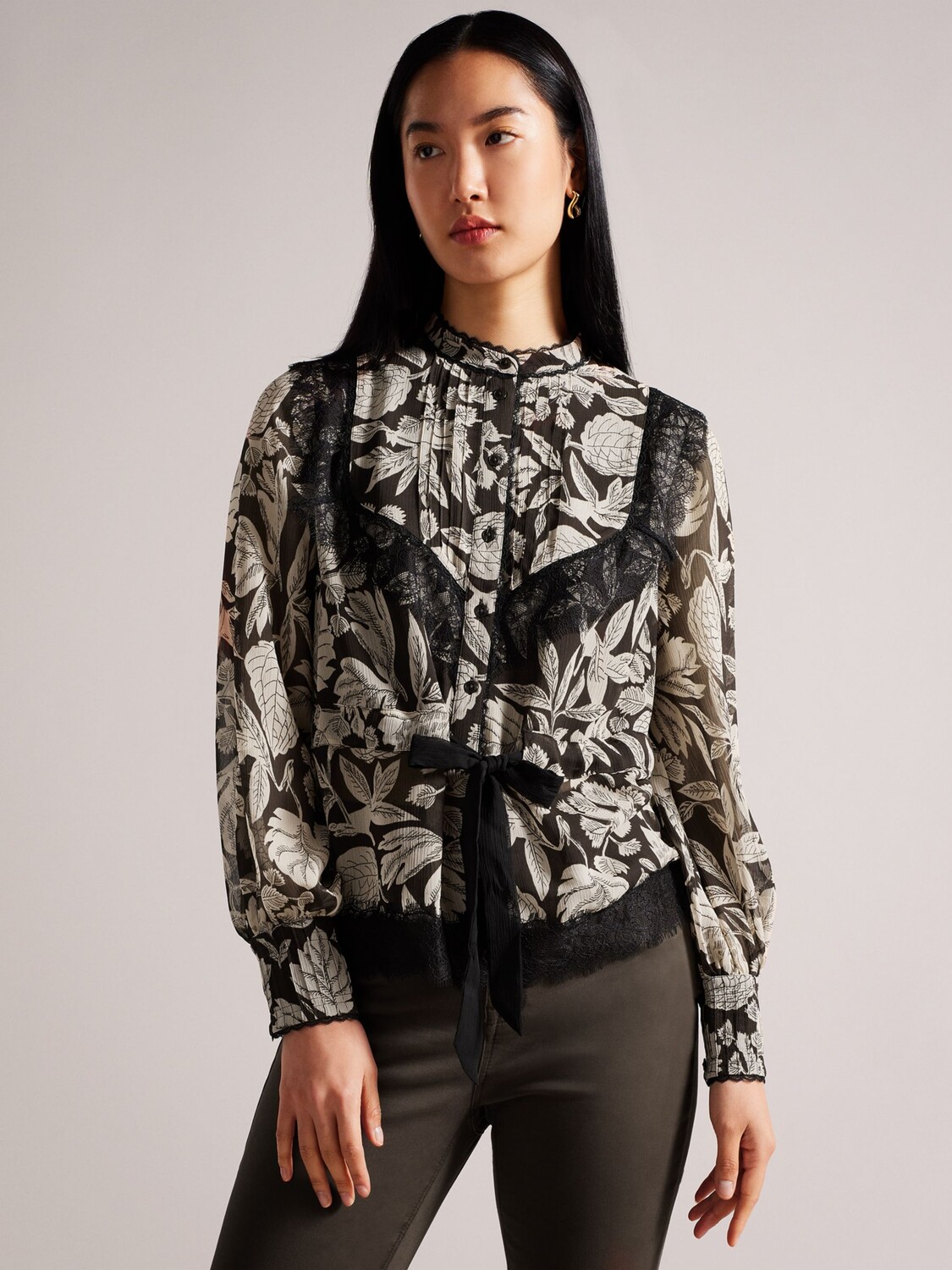 

Блузка с завязками на талии и бантом Ted Baker Alness, темно-коричневая