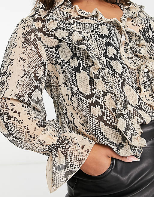 

Коричневая рубашка со змеиным принтом и оборками River Island Plus