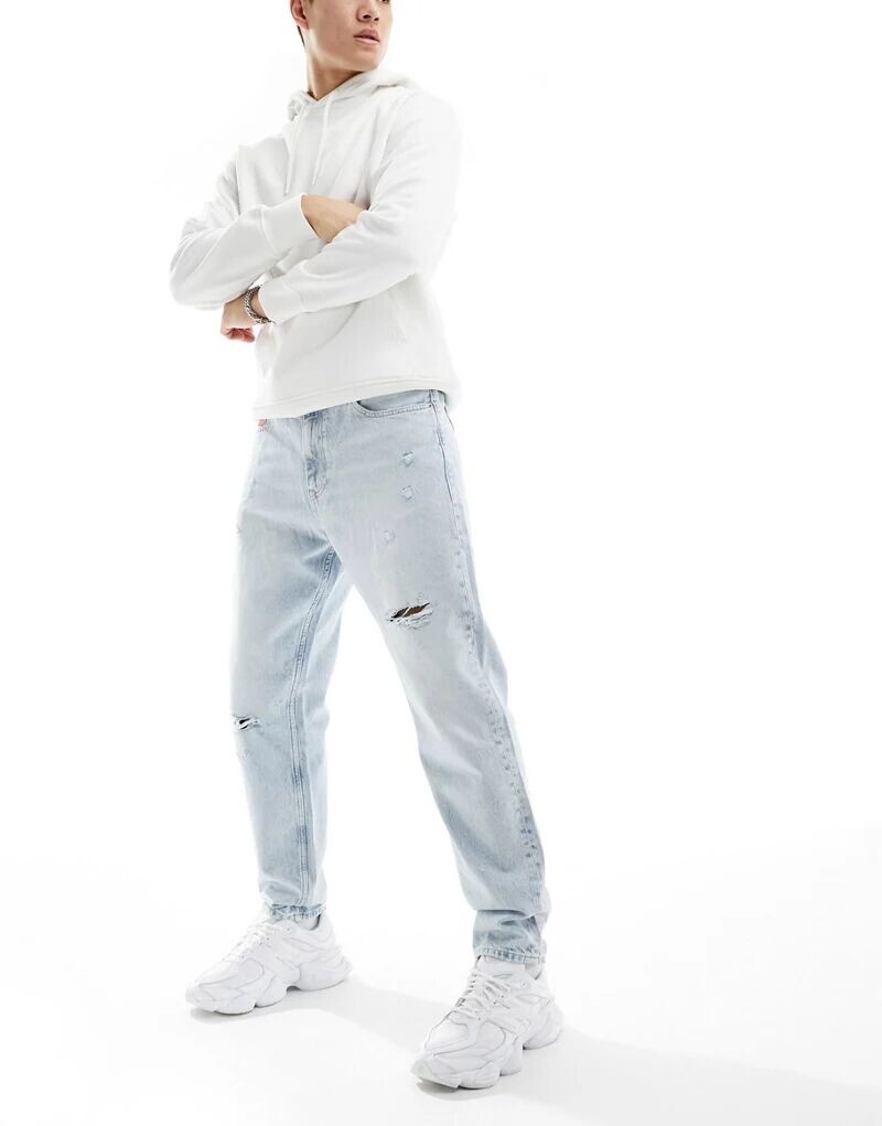 

Комфортные зауженные джинсы Tommy Jeans Isaac светлого оттенка