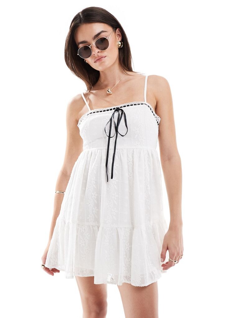 

Короткое платье-комбинация Miss Selfridge цвета слоновой кости с вышивкой и шифоновым бантом