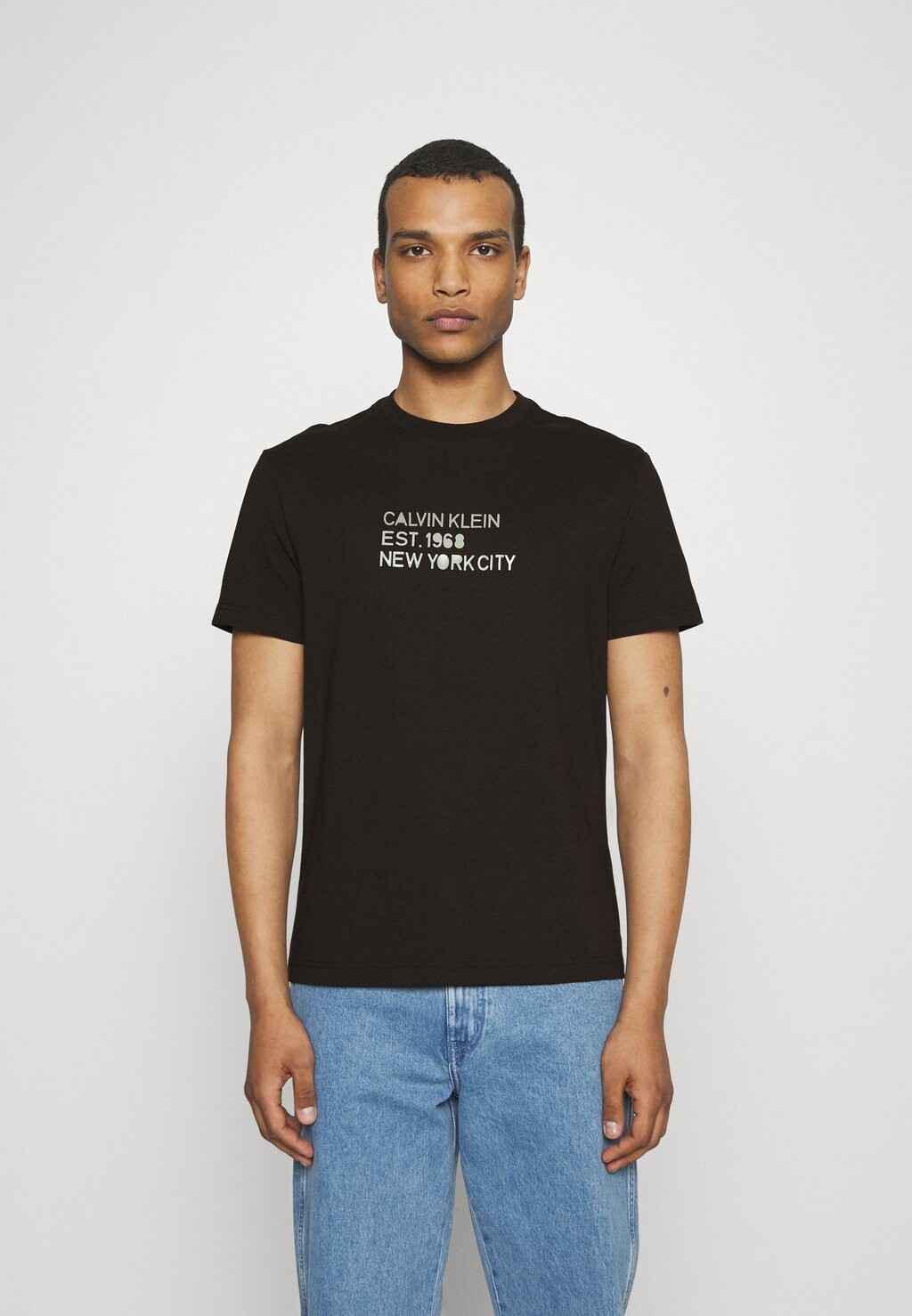 

Футболка с принтом Calvin Klein, черный