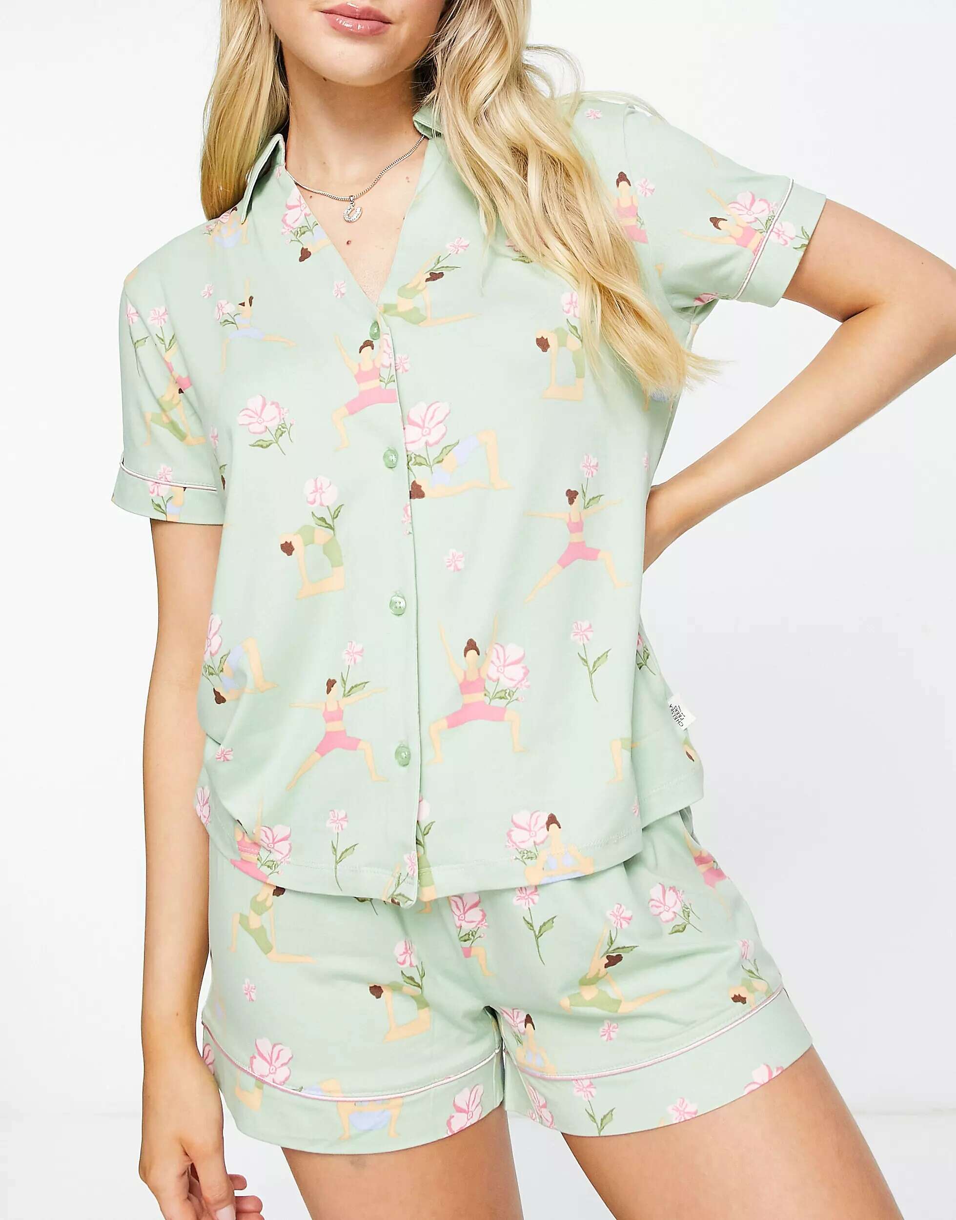 Короткая пижама The Wellness Project x Chelsea Peers со светло-зеленым и розовым принтом для йоги фотографии