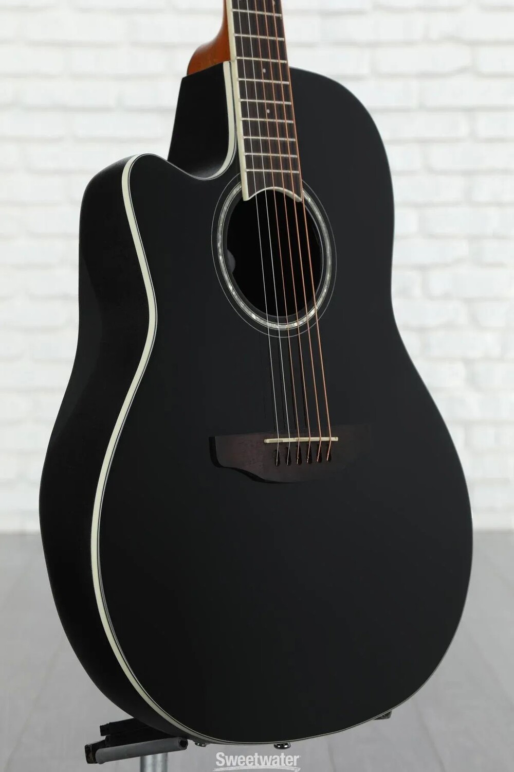 

Акустико-электрическая гитара Ovation Celebrity Standard CS24L-5G средней глубины для левой руки - черная