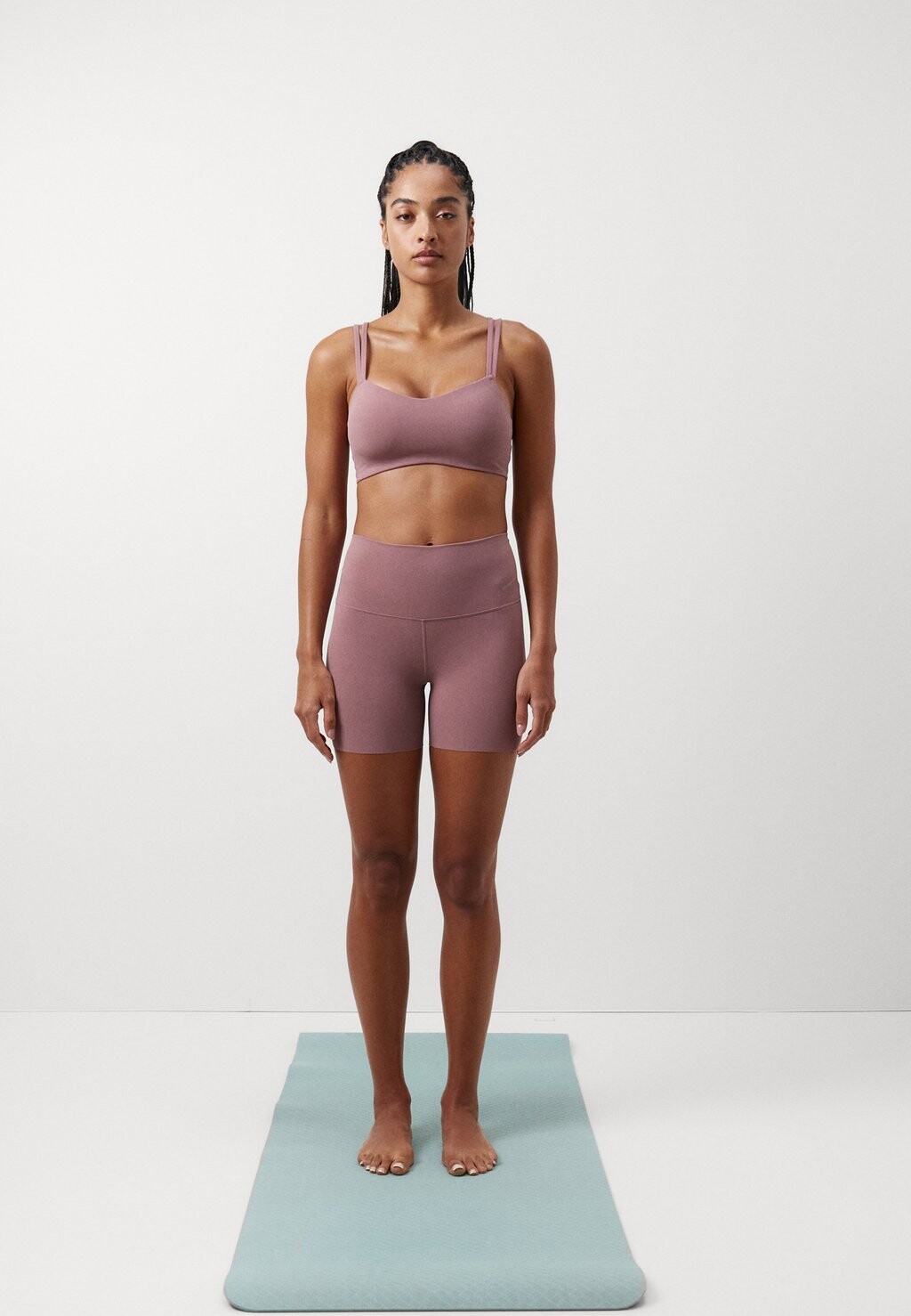 

Спортивный бюстгальтер с легкой поддержкой ZENVY STRAPPY WOMENS LIGHT SUPPORT PADDED BRA Nike Performance, цвет Smokey Mauve/White