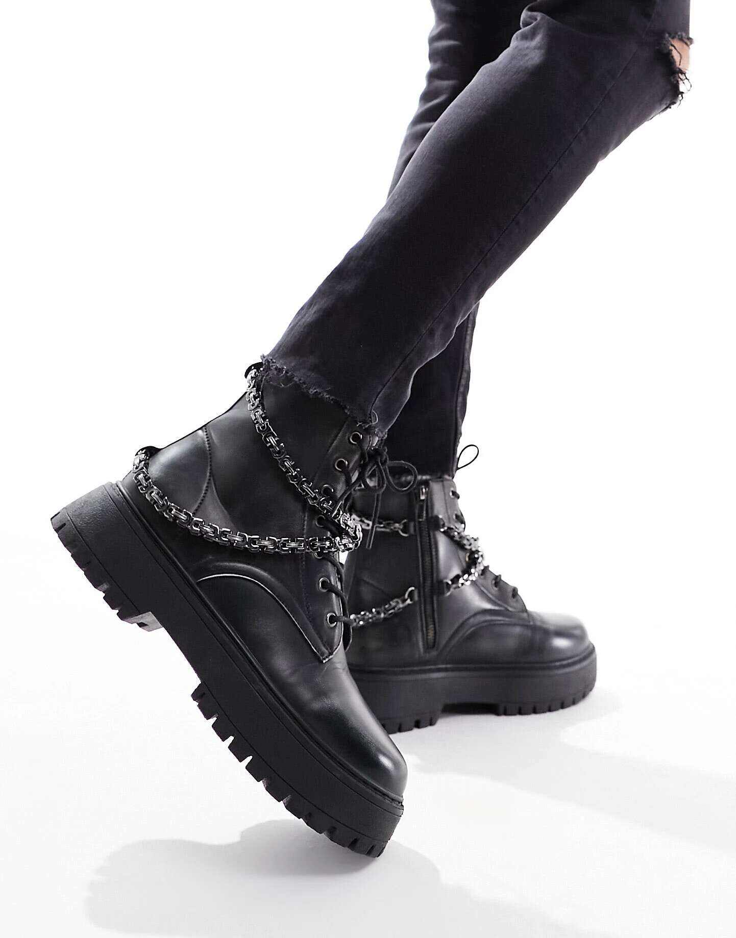 Черные ботинки на шнуровке из искусственной кожи с массивной подошвой и заклепками ASOS черные лоферы из искусственной кожи asos с массивной подошвой и золотой уздечкой