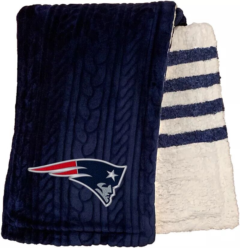 

Одеяло Pegasus Sports New England Patriots с тиснением в полоску из шерпы Nfl