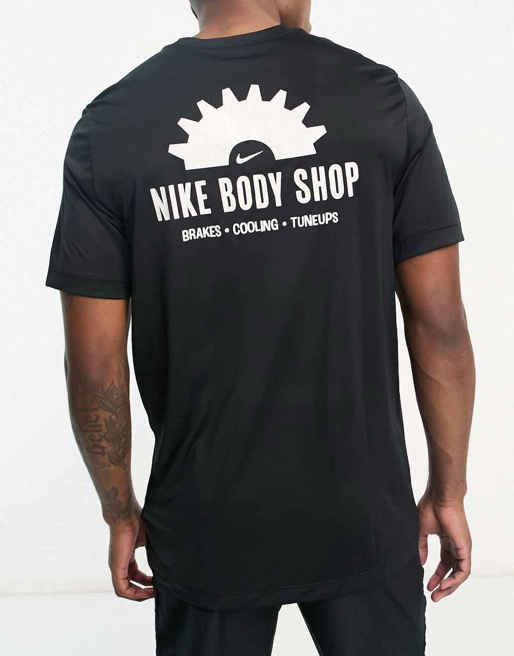 

Черная футболка с графическим принтом на спине Nike Training DYE body shop, Черный