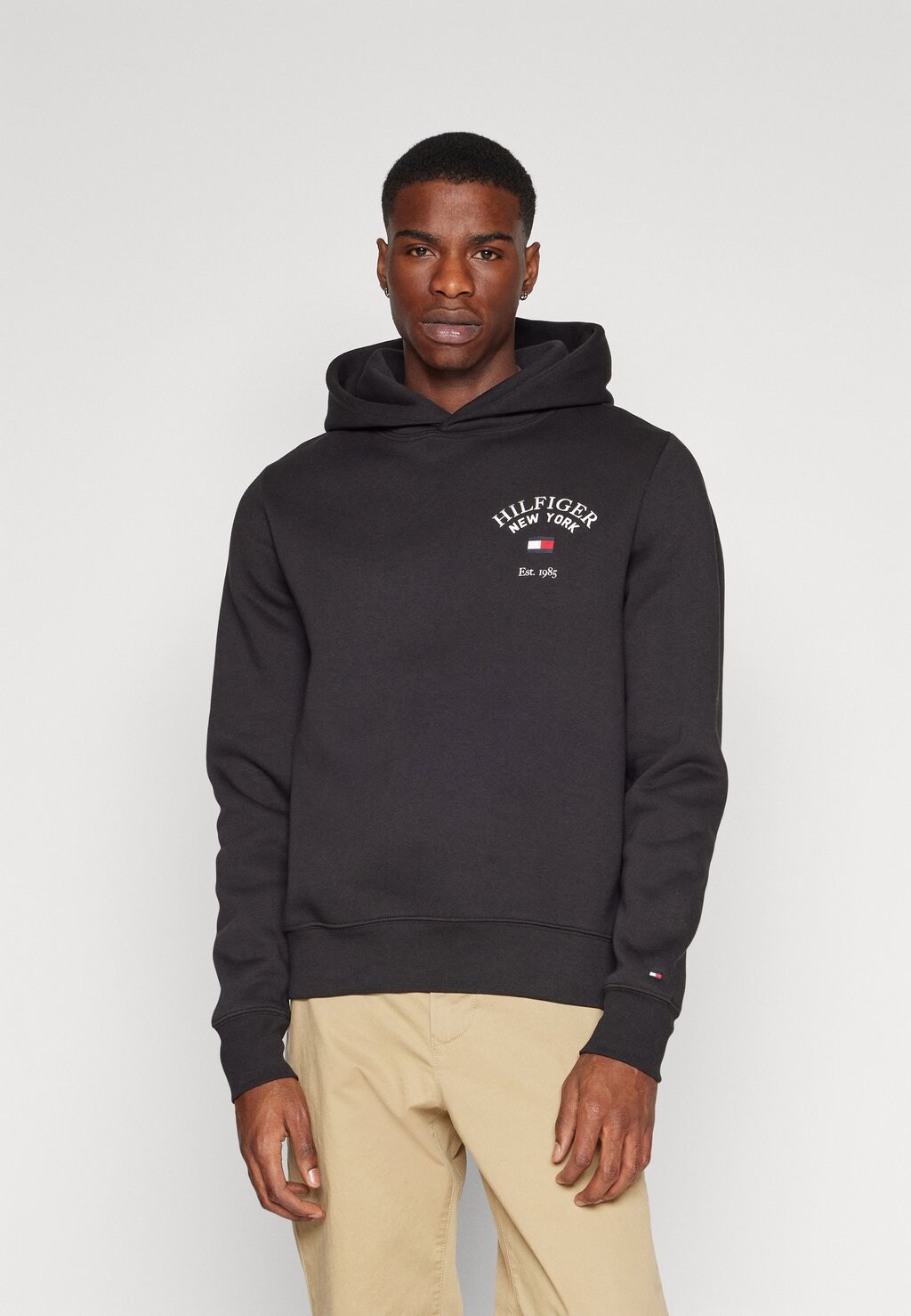 

Толстовка Tommy Hilfiger ARCHED VARSITY HOODY, черный