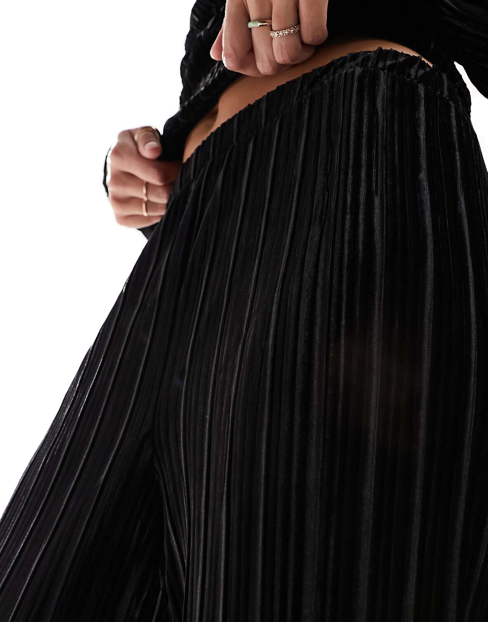 Черные бархатные широкие брюки в плиссированном стиле Vila