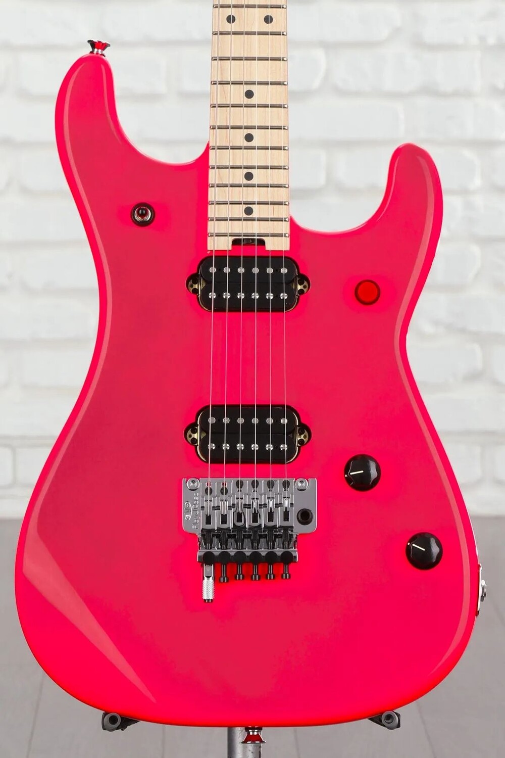 

Стандартная электрогитара серии EVH 5150 — неоново-розовый, с кленовой накладкой грифа