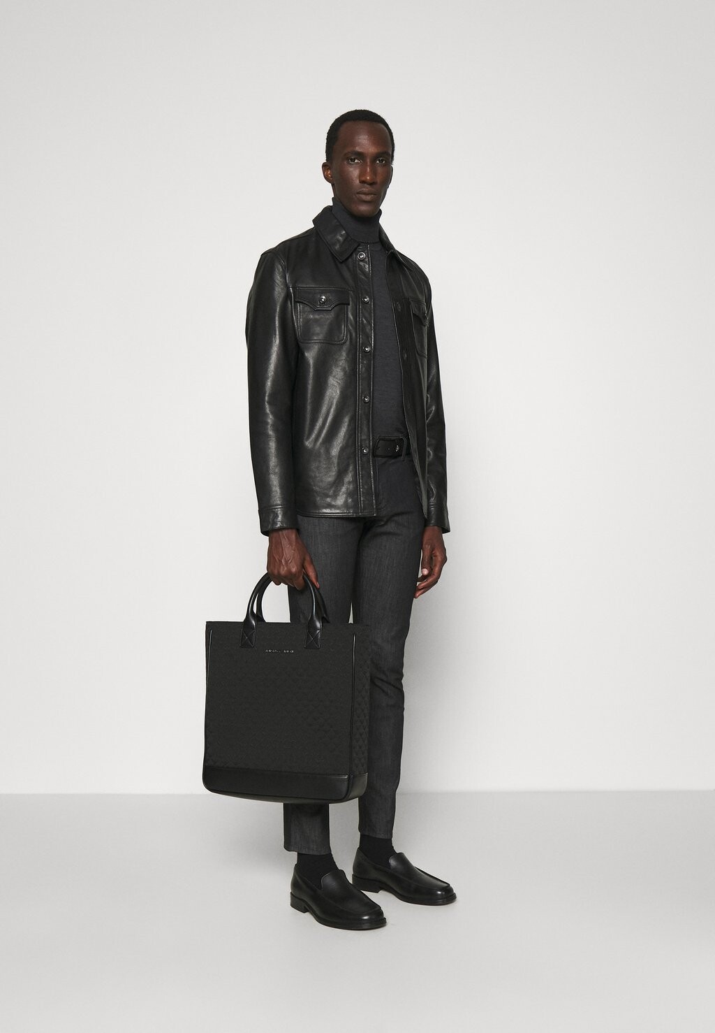 

Большая сумка Emporio Armani, черный
