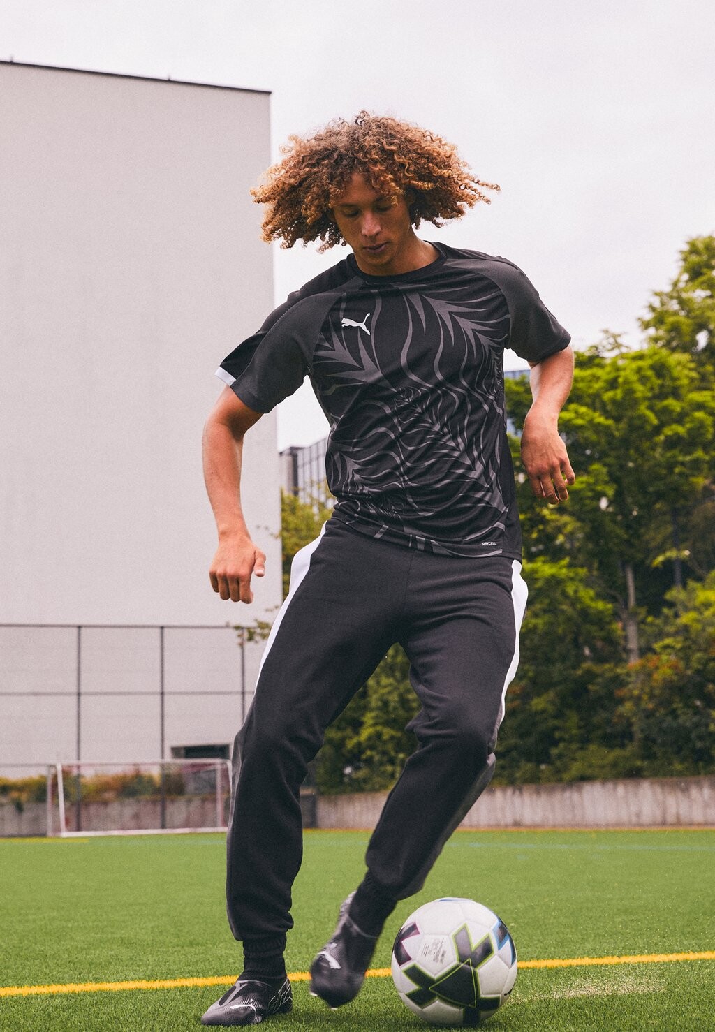 

Спортивная футболка INDIVIDUALLIGA GRAPHIC Puma, черный