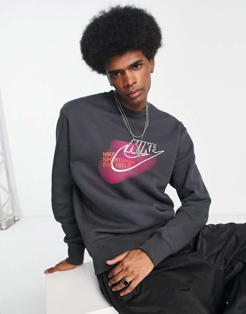 

Темно-дымчатая толстовка с круглым вырезом и принтом на груди Nike Club