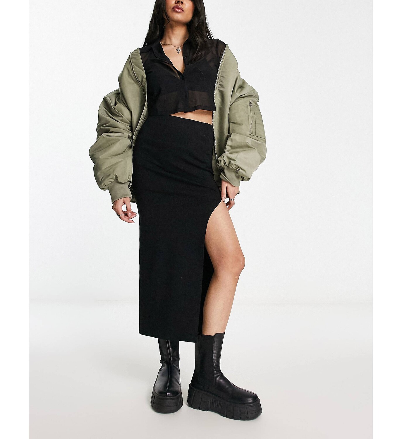 

Черная юбка миди с разрезом спереди Bershka