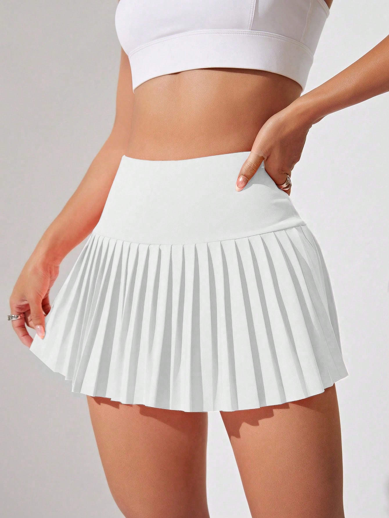 Однотонная спортивная мини-юбка со складками, белый цена и фото