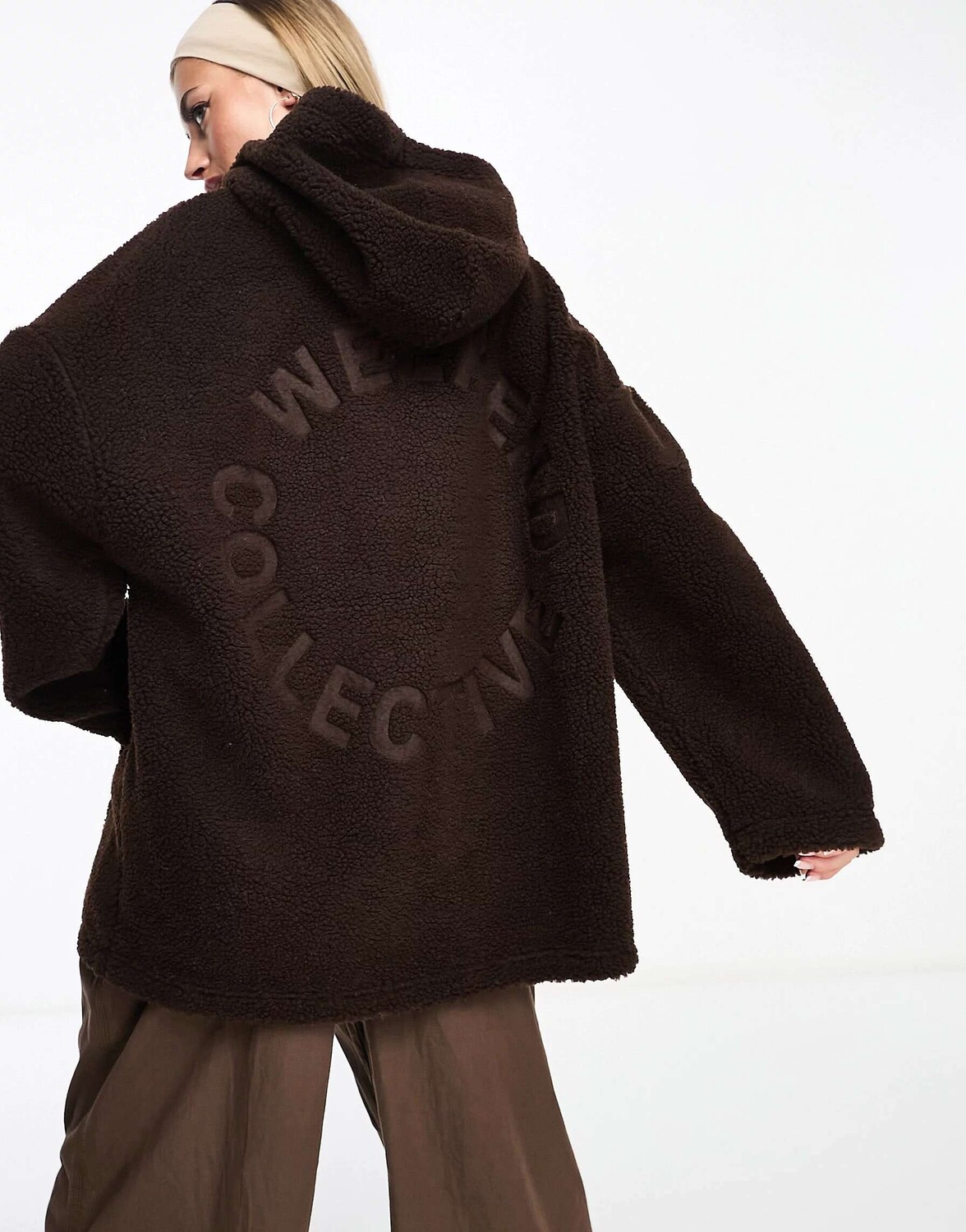 

Шоколадно-коричневая объемная толстовка борга ASOS DESIGN Weekend Collective