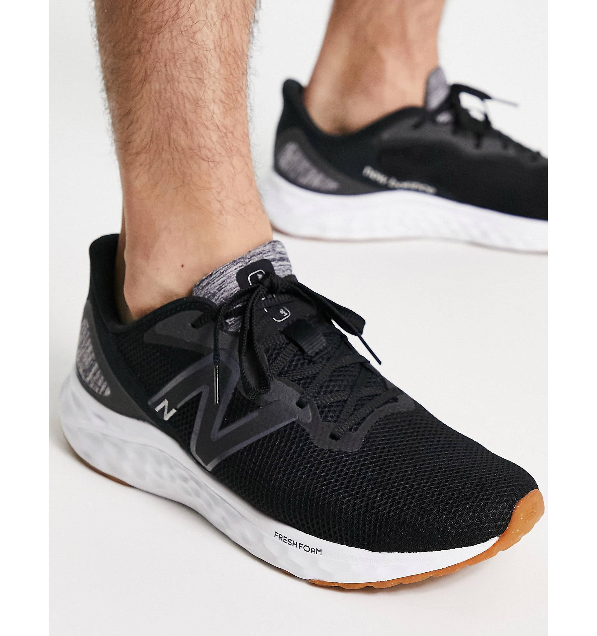 

Черно-белые кроссовки New Balance Running Arishi V4