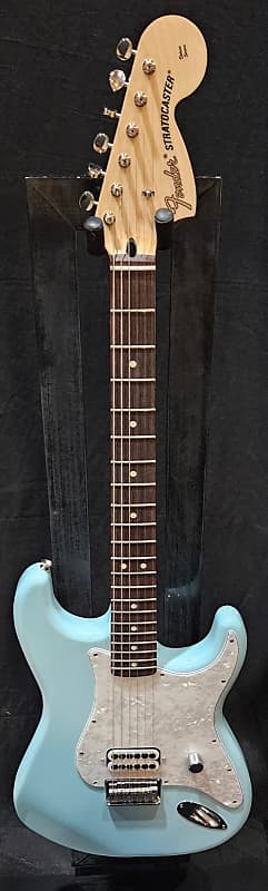 Электрогитара Fender Tom DeLonge Stratocaster Electric Guitar - Daphne Blue 2023