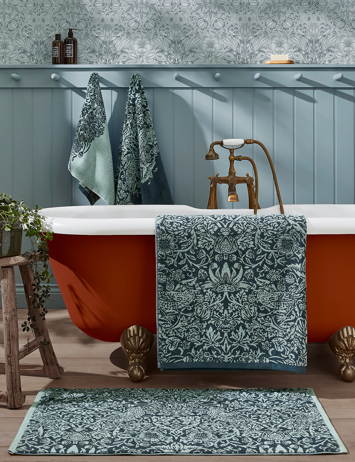 

Полотенце «Вор» из чистого хлопка с клубникой William Morris At Home, синий микс