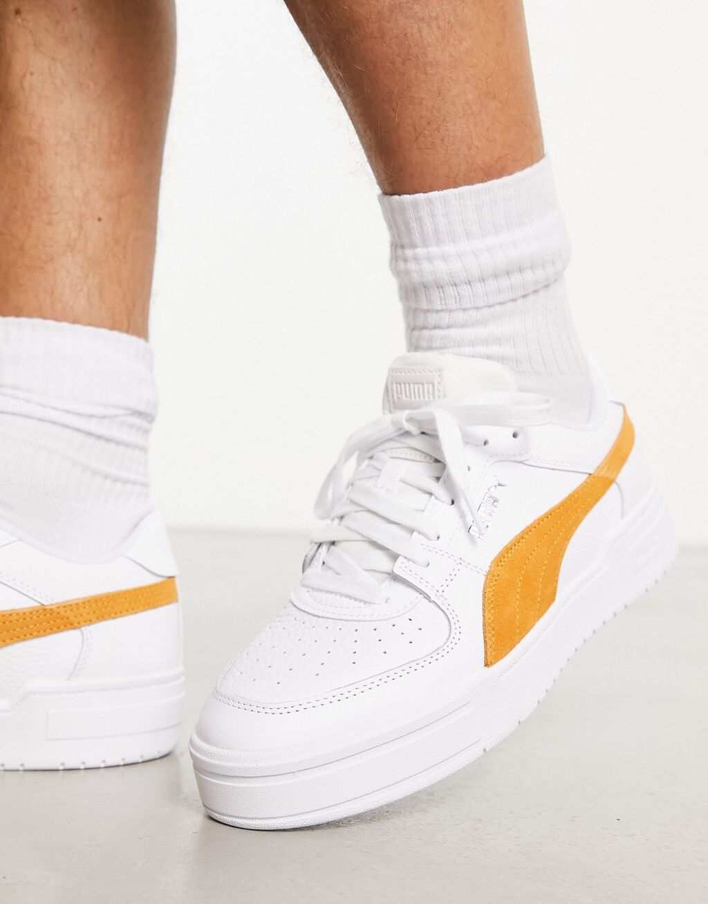 

Белые замшевые кроссовки Puma CA Pro с желтыми деталями, Желтый