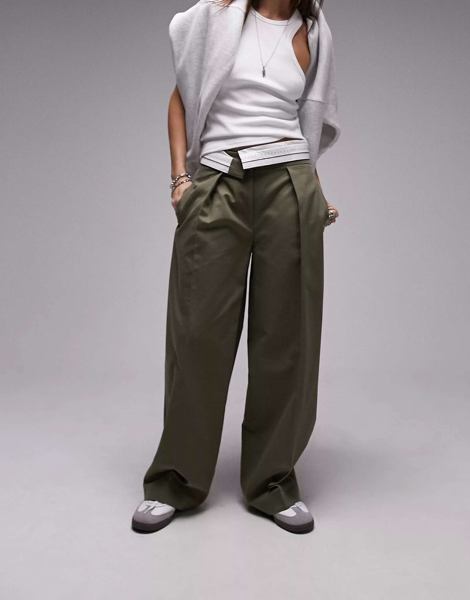 Плиссированные прямые брюки цвета хаки Topshop