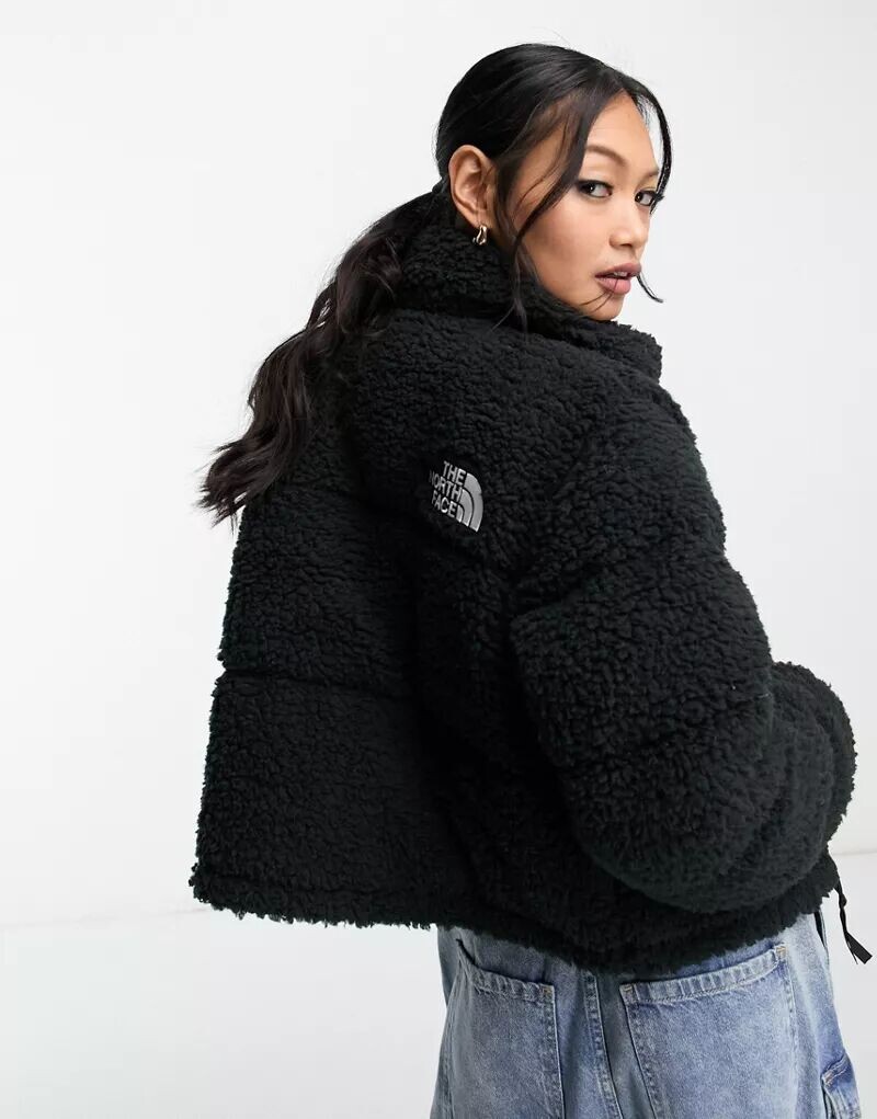 

Черный укороченный пуховик с лохматым узором The North Face Nuptse