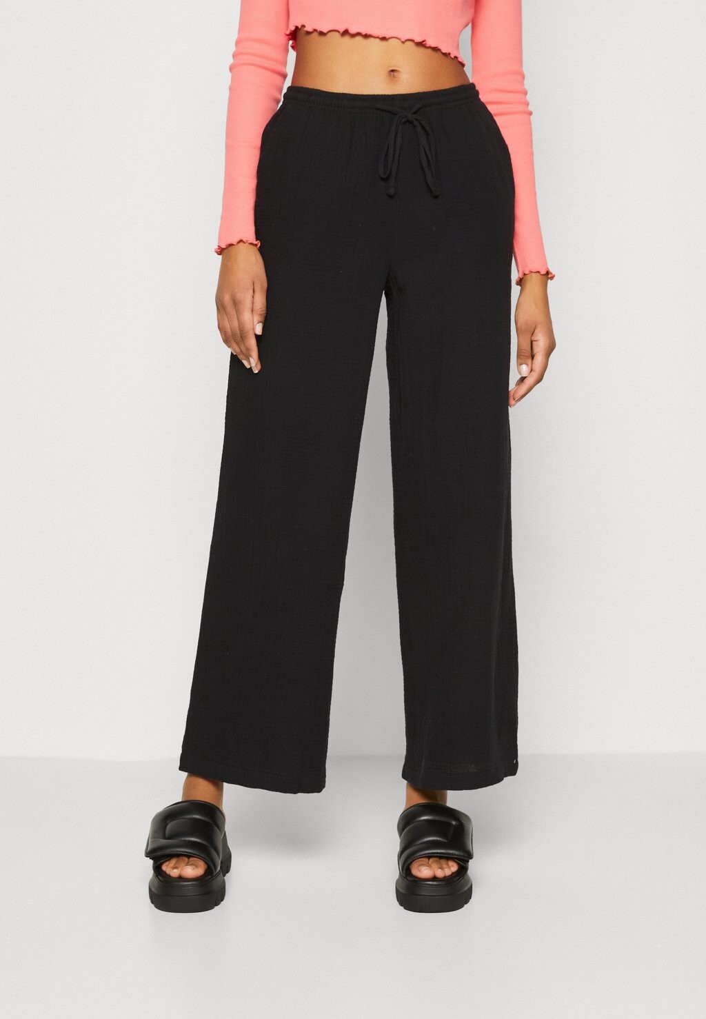 

Брюки Gina Tricot, черный