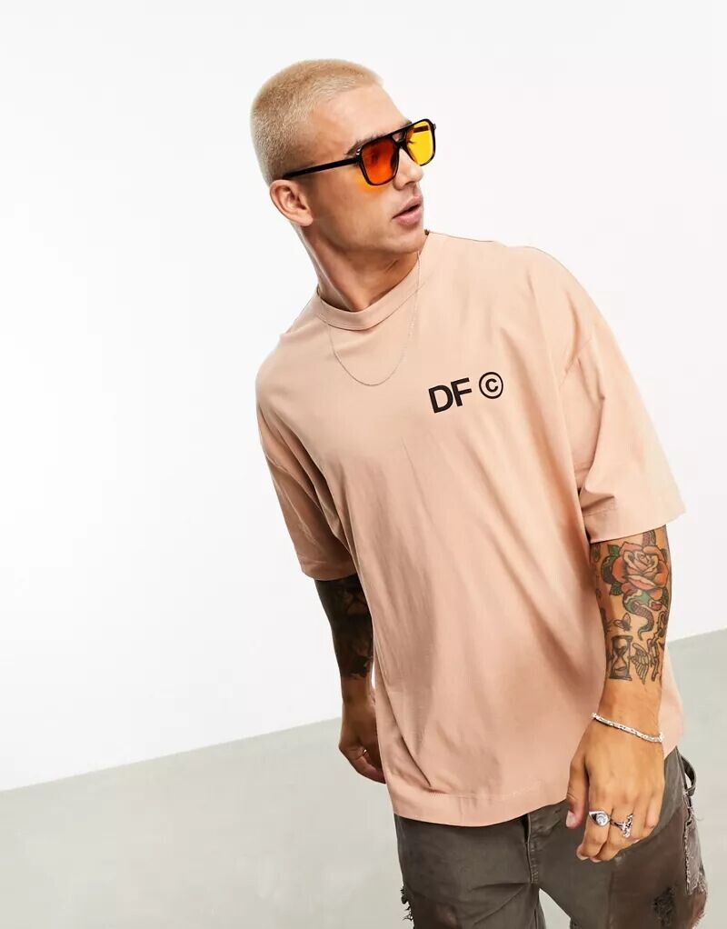 

Светло-коричневая оверсайз-футболка с логотипом на спине ASOS Dark Future