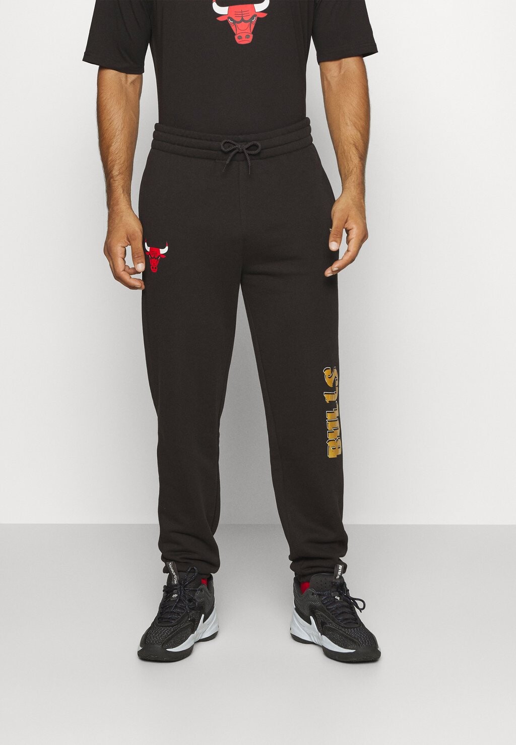 

Спортивные брюки Nba Chicago Bulls Team Script New Era, цвет black/mountain gold
