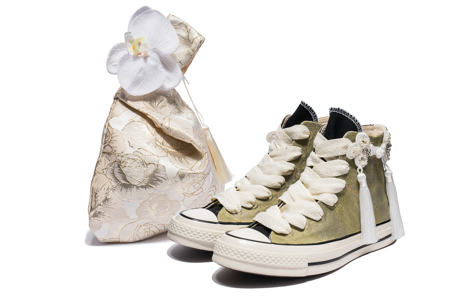 

1970-е годы. Женские кеды с высоким берцем, золотистого цвета Converse