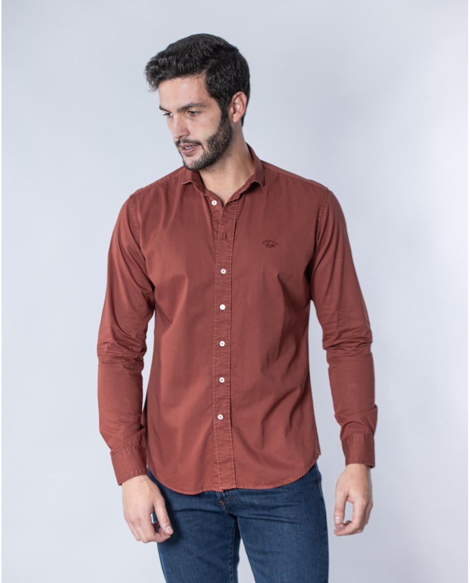 цена Узкая мужская рубашка из габардина бордово-красного цвета Spagnolo, гранатовый