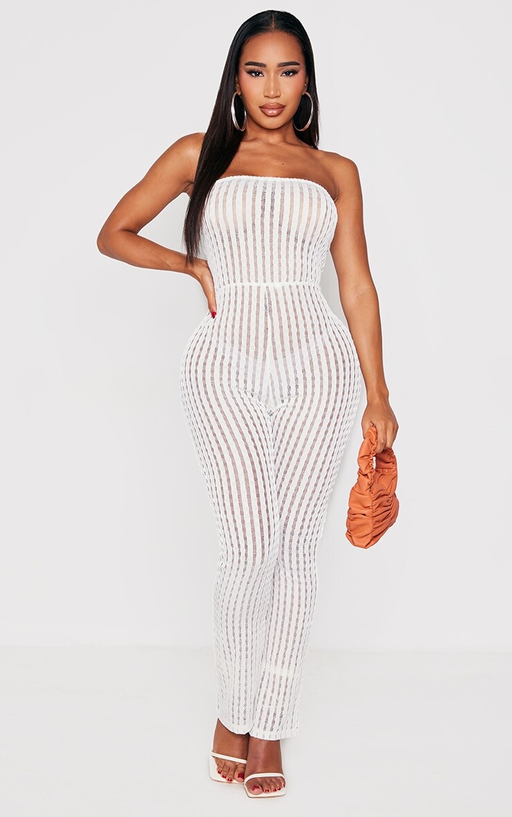 

PrettyLittleThing Белый фактурный расклешенный комбинезон-бандо Shape