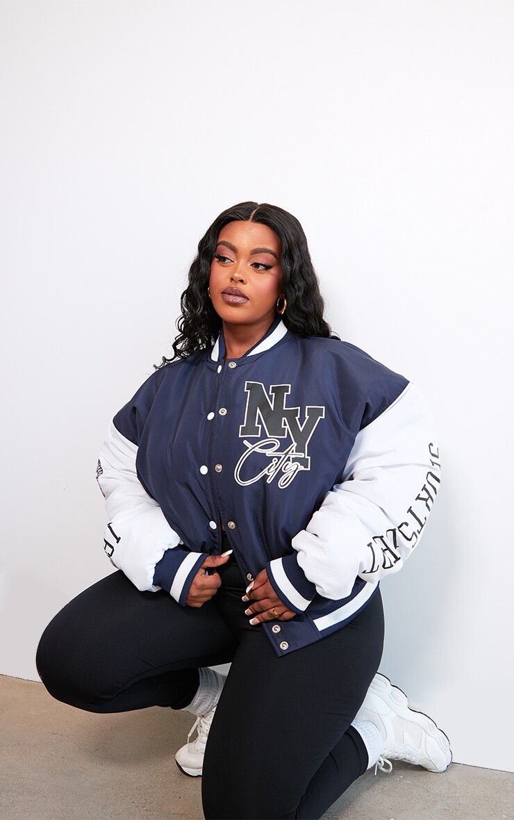 

PrettyLittleThing Темно-синий бомбер Plus с надписью NY