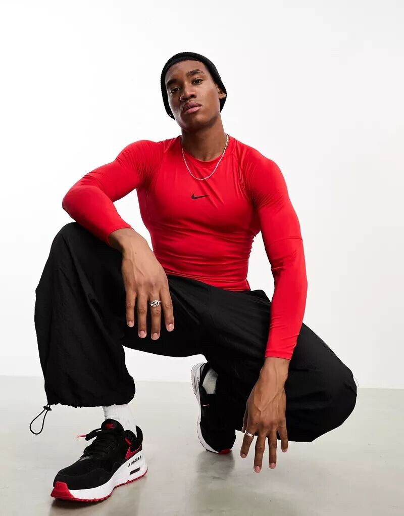 

Красная узкая футболка с длинными рукавами Nike Pro Dri-FIT