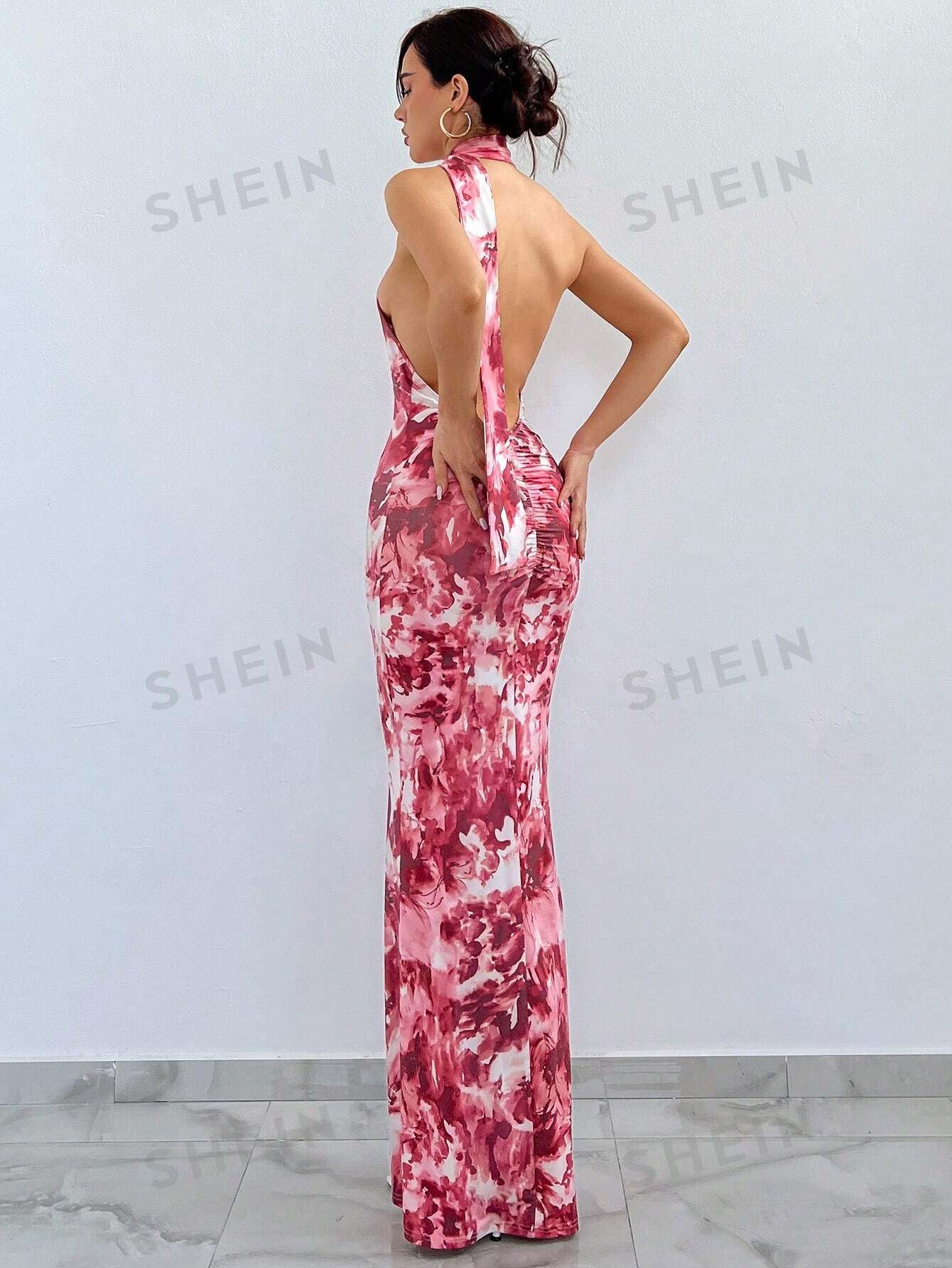 SHEIN Privé женское платье макси с вырезом на шее и открытой спиной, многоцветный женское платье с открытой спиной cryptographic однотонное облегающее платье с лямкой через шею с вырезами для клувечерние лето 2021