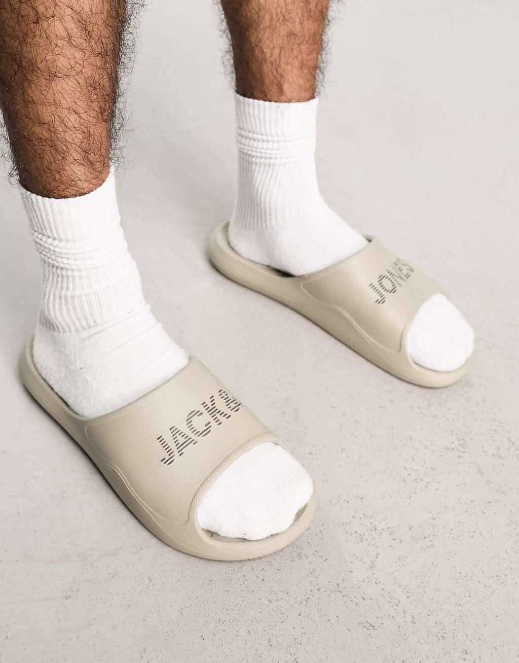 

Бежевые шлепанцы с формованным логотипом Jack & Jones
