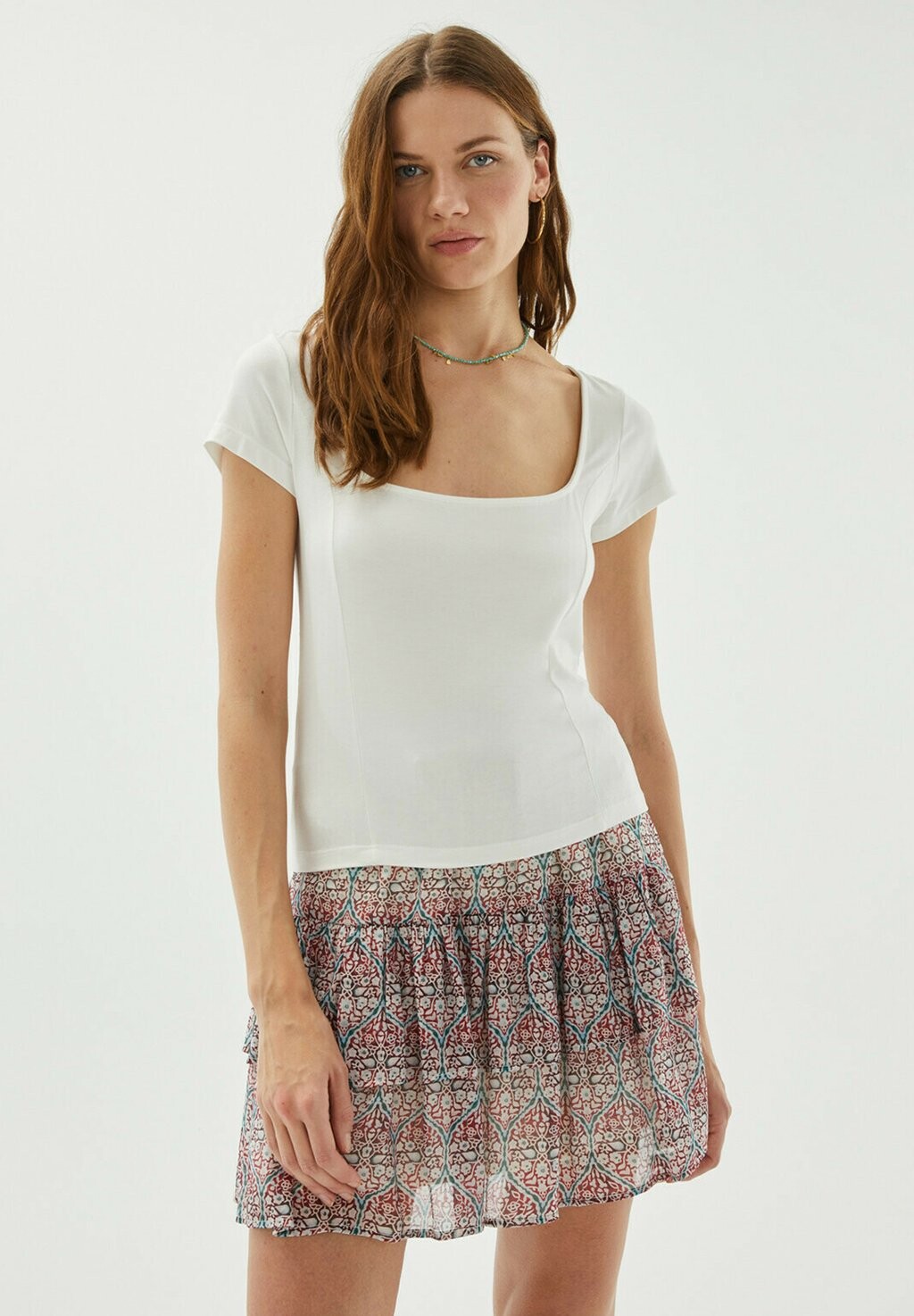 

Базовая футболка SQUARE NECKLINE SHORT SLEEVE System Action, цвет white