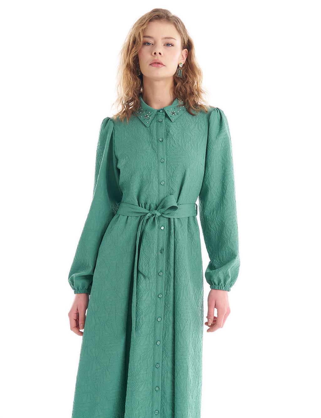 Платье с воротником с каменной вышивкой Озерно-зеленое KYR