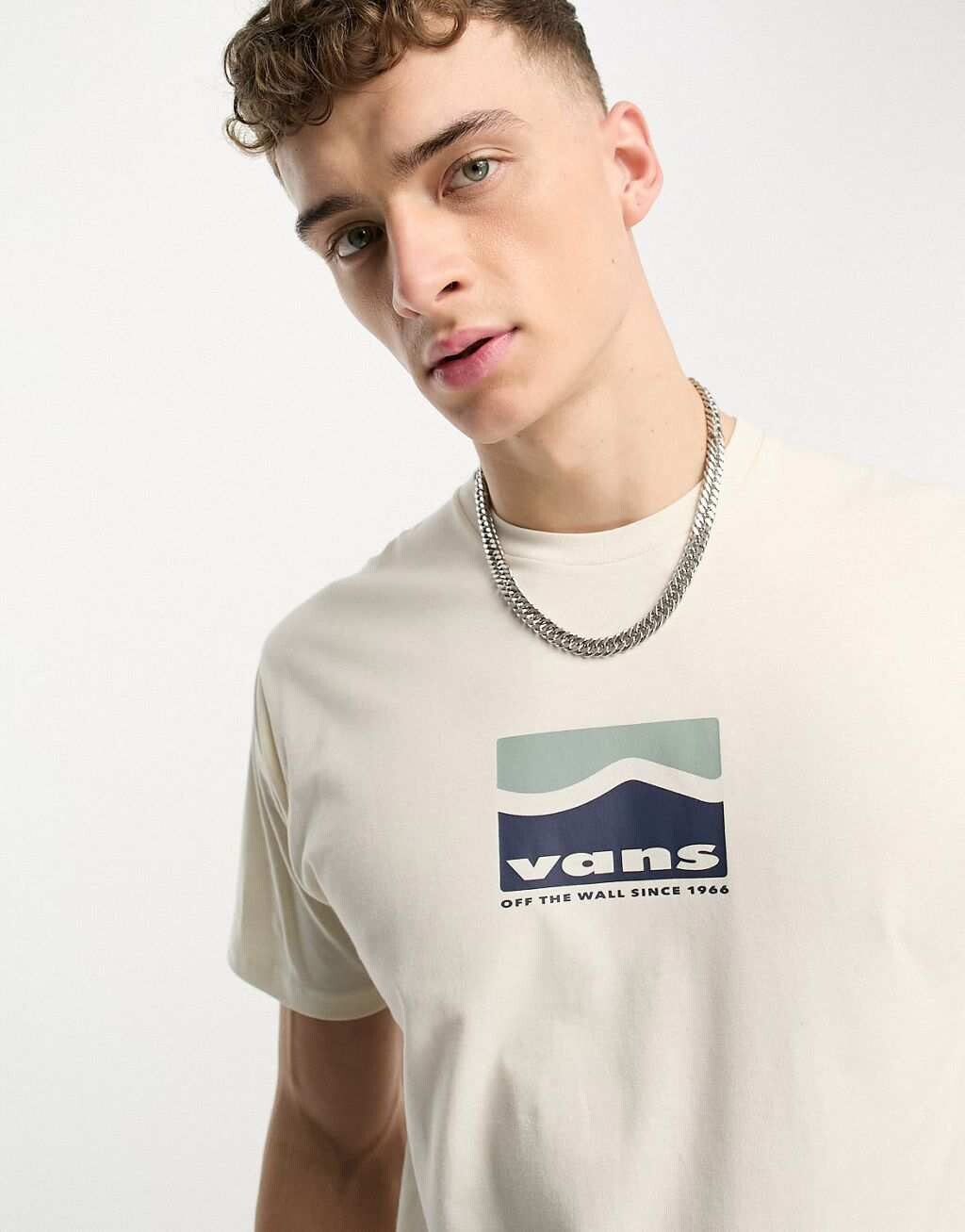 

Белая футболка с полосками по бокам и логотипом Vans