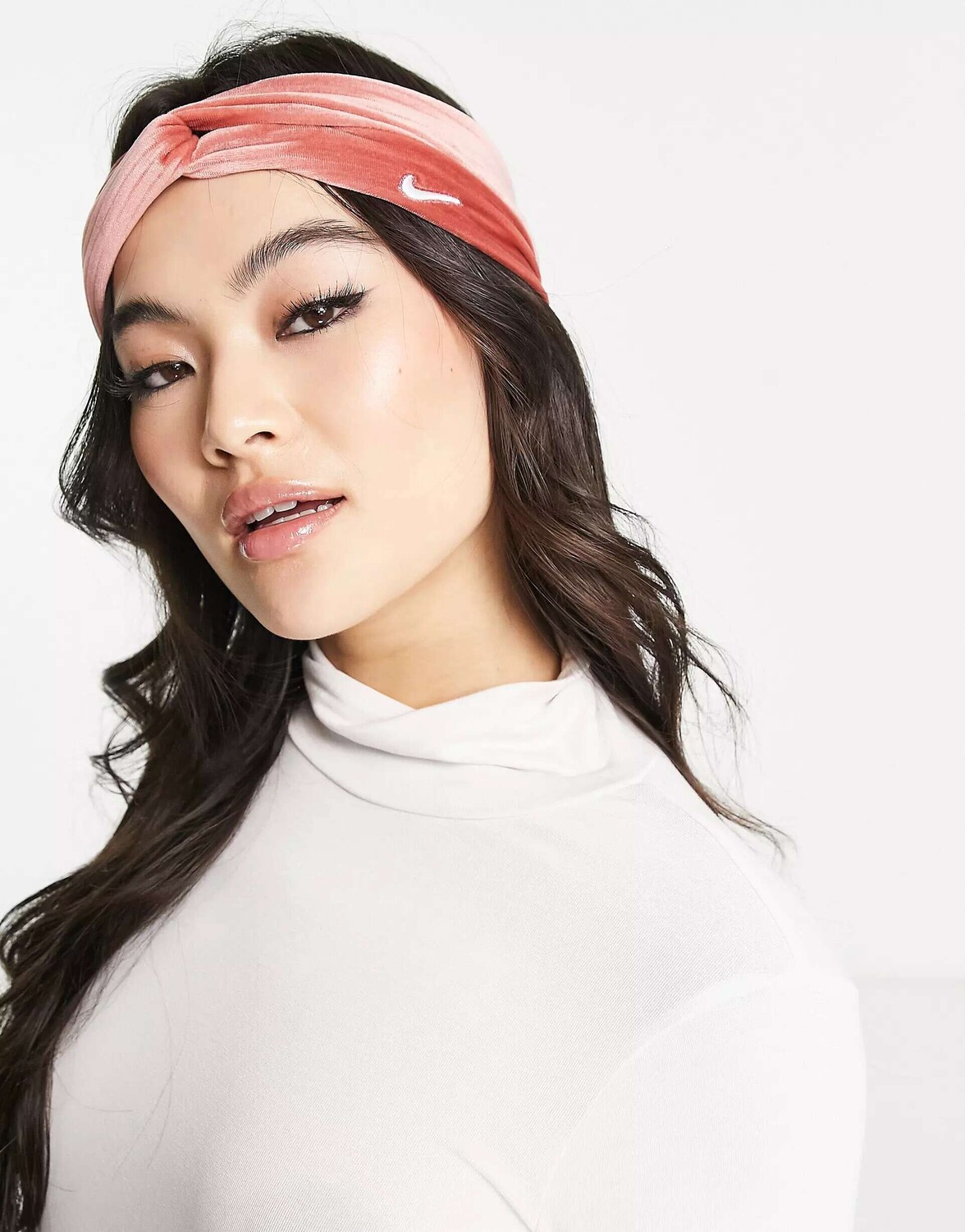 

Розовая бархатная повязка на голову Nike Twist Knot